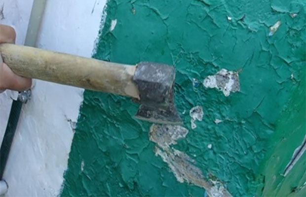 Очистка стен с помощью топорика - трудоемкий и долгий способ