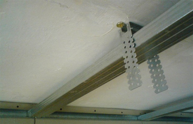 Прямые подвесы понадобятся для крепления профилей к потолку или стенам