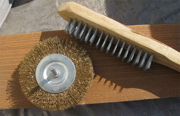Основной инструмент, который понадобится для браширования, - щетки-крацовки