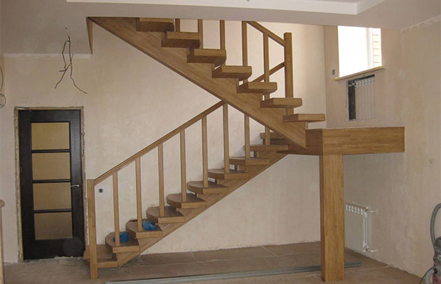 Самые распространенные лестницы в двухэтажных домах - двухмаршевые
