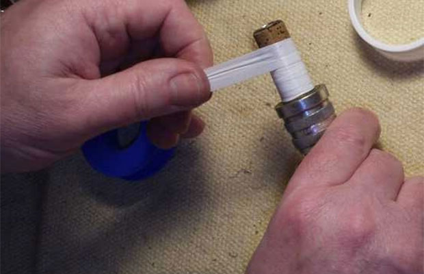 Резьбовые соединения герметизируются с помощью фторопластовой ленты