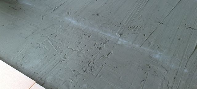 Поверхность для укладки плит ЭППС можно выровнять при помощи сухого песка