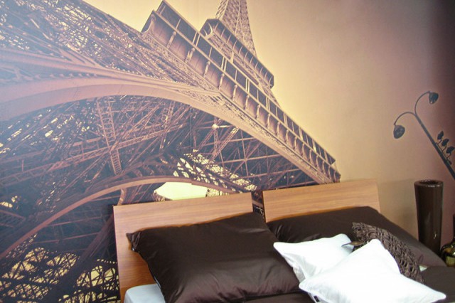 фотообои с Эйфелевой башней в спальне