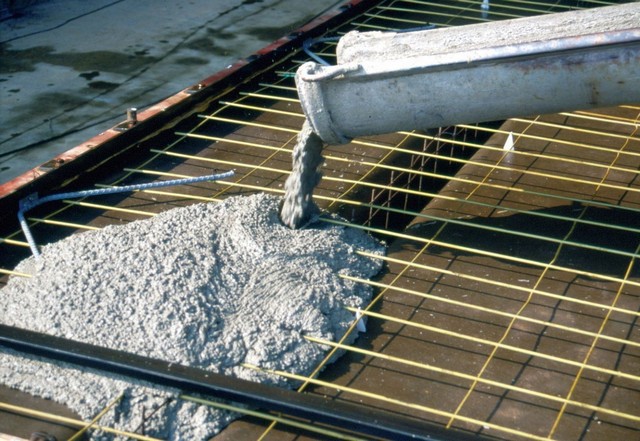заливка бетона в арматуру