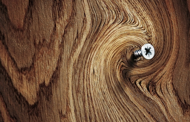 Ключевое отличие саморезов, предназначенных для крепления деревянных изделий, – широкий шаг резьбы