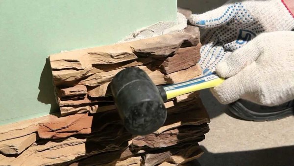 Для лучшего сцепления камня со стеной можно использовать резиновый молоток