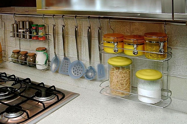 Несложные и симпатичные внешне кухонные приспособления – рейлинги позволяют оптимизировать рабочее пространство хозяйки