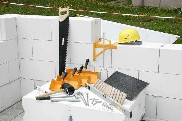 Набор инструментов необходимых при постройке дома из газобетона