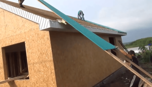 Две лаги значительно упростят процесс подъема профлиста на крышу
