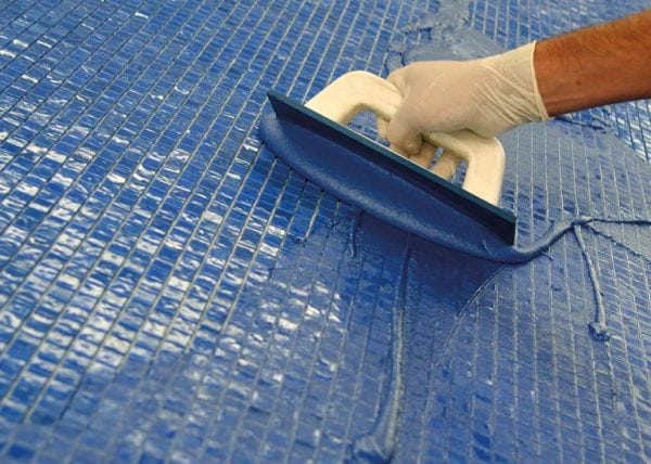 Эпоксидную затирку можно использовать для заделки плиточных швов в бассейне
