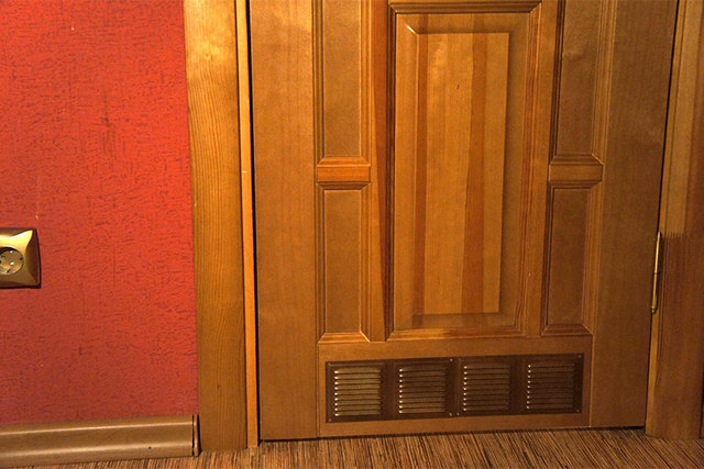 Вентиляционные решетки, которыми декорируются приточные отверстия, обустраиваемые в нижней части дверного полотна.
