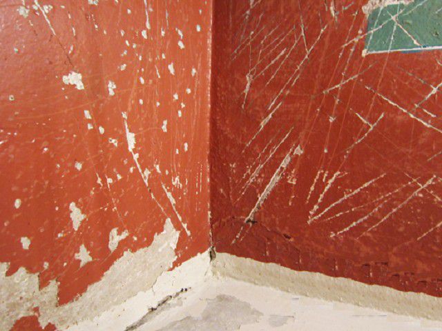 Если старую краску снять нельзя, или это признано нецелесообразным, то можно ограничиться частой насечкой на поверхности стены