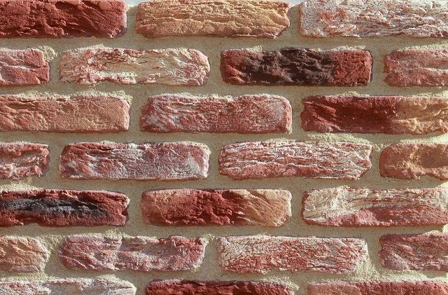 Стена, облицованная плиткой «под кирпич», изготовленной на цементной основе