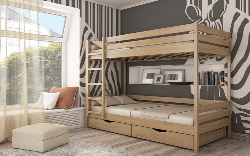 Двухъярусная кровать из дерева фабричного производства стоит намного дороже самодельного варианта