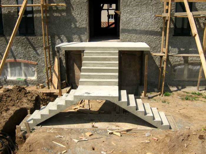Входной бетонный лестничный блок