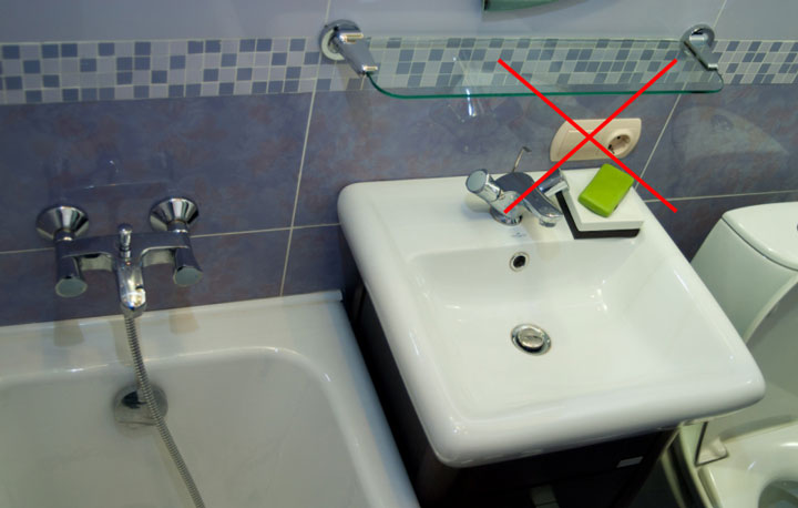 где нельзя ставить розетку в ванной возле умывальника