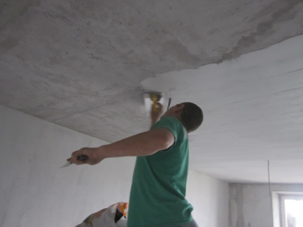 Предварительная шпаклевка улучшит внешний вид потолка
