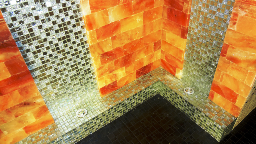 Необычные варианты декорирования стен в ванной