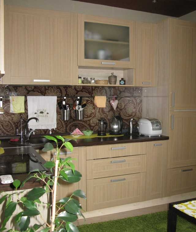 Бежево-коричневая гамма - еще один традиционный вариант для небольших кухонь