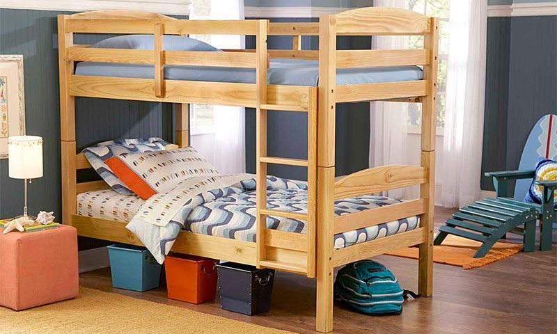 Изготовленная в домашних условиях двухэтажная кровать может использоваться не только детьми, но и взрослыми при возникновении соответствующей необходимости