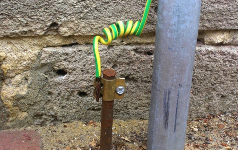 Проводка в деревянном доме – самостоятельное обустройство системы электроснабжения