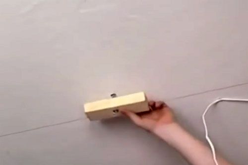 Как повесить люстру на натяжной потолок самостоятельно