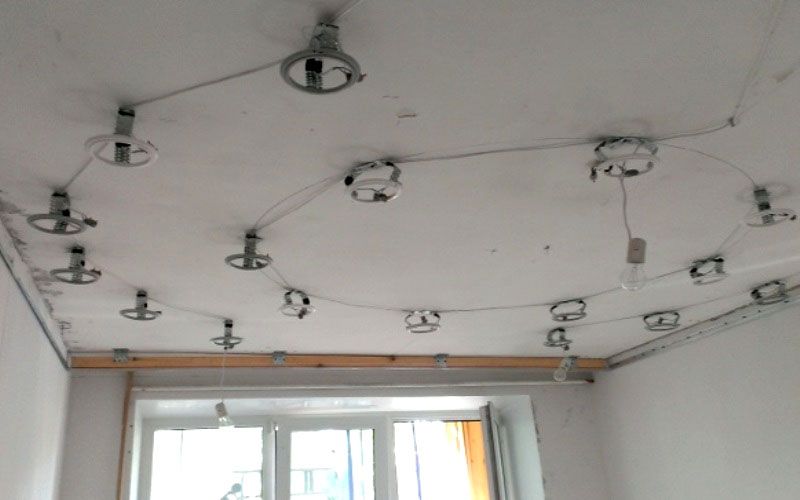 Все работы, связанные с установкой осветительных приборов нужно выполнить до монтажа натяжного потолка