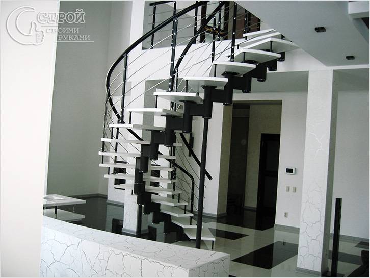 Черно-белый дизайн лестницы