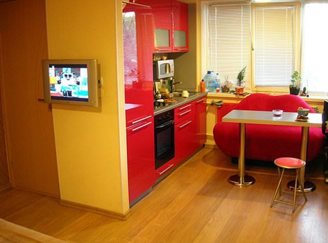 Совмещение кухни с гостиной посредством сноса стены сделает помещение просторным и удобным