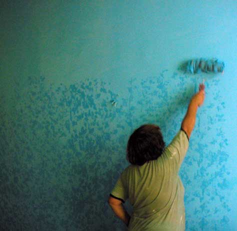 Как покрасить стены пятнисто с помощью модифицированного валика