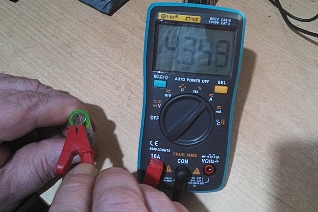 «Рекордсмен» среди проверяемых элементов питания – новая батарейка АА показала ток 4.35 ампера