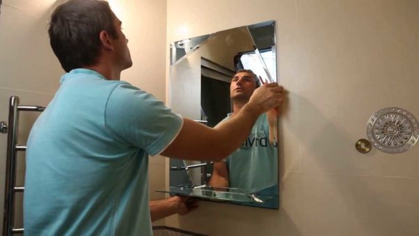 Повесить зеркало на стену ванной, коридора, прихожей можно с использованием крепежа, клея, монтажной ленты