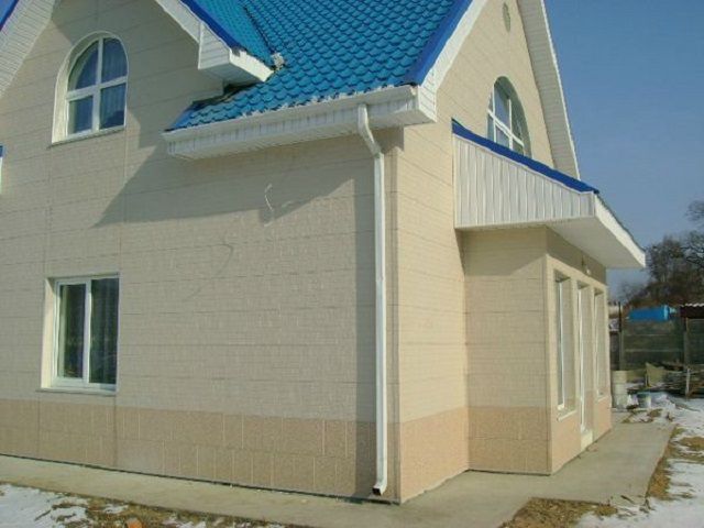  Фасад дома отделан металлическими панелями с полиэстеровым покрытием