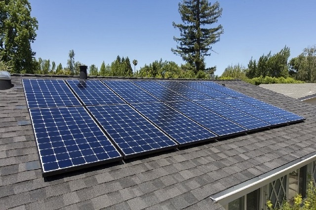 Солнечные батареи преобразуют лучевую энергию в электрическую.