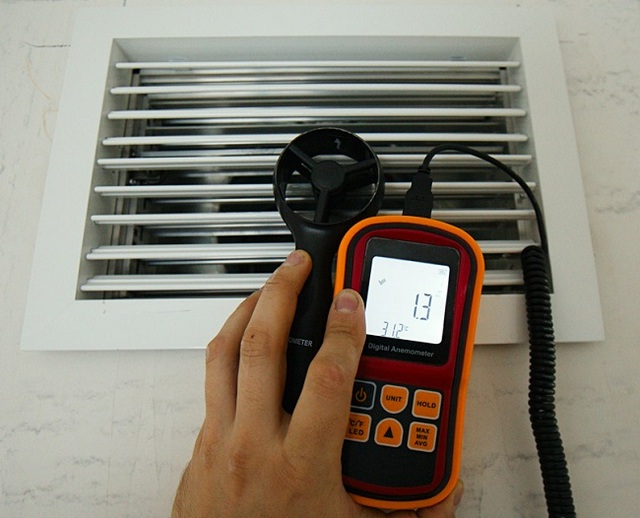 Специалисты для проверки тяги в вентиляции используют специальные приборы – анемометры, показывающие скорость отводимого воздушного потока.