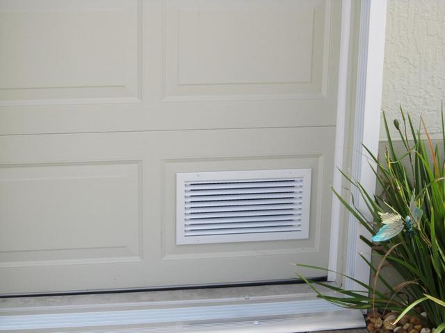 Если дверь плотно закрывает проход для воздуха, на ней должны быть предусмотрены вентиляционные окошки, закрытые аккуратными решетками или вставками.