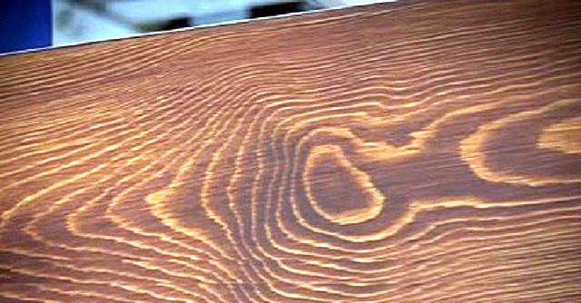 Доска, которую подвергли операции брашировки, получает подчеркнуто выделенный фактурный рисунок древесины