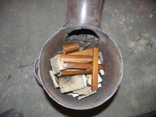 Вот такими "дровами" топится эта печь для гаража