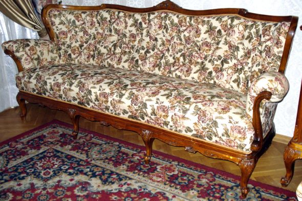 Перетяжка старинного дивана своими руками