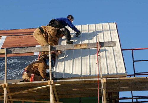 Как правильно крыть крышу профнастилом: кроем крышу профнастилом своими руками