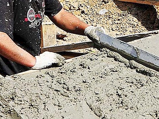 Заливка бетона в опалубку с последующим выравниванием поверхности