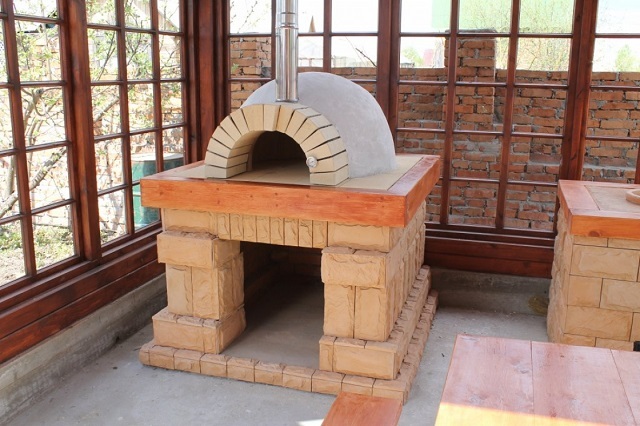 Помпейская печь, выстроенная на капитальном кирпичном основании.