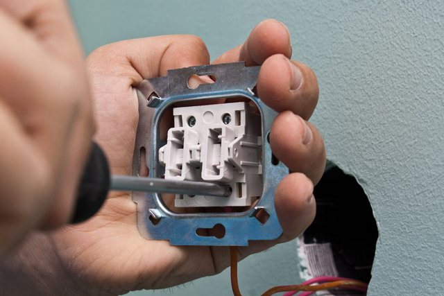Чаще всего в выключателях применяются винтовые клеммы – затяжка контакта осуществляется с помощью отвёртки.