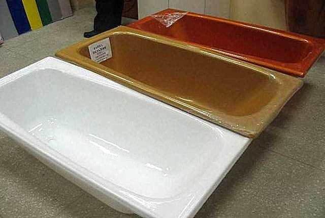 Акриловые вкладыши в металлическую ванну изготавливаются в различном цветовом оформлении.