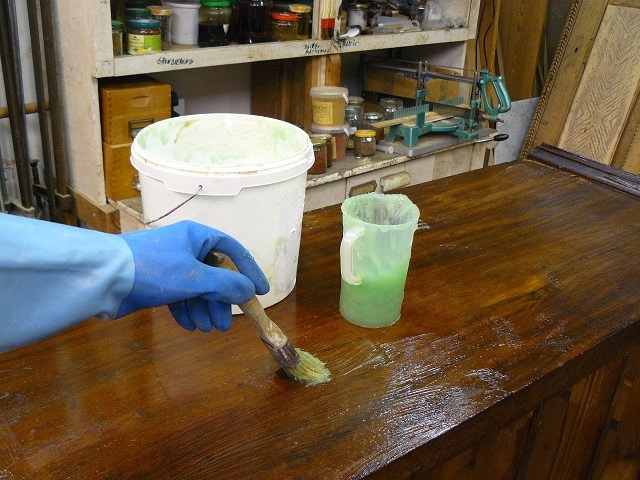 Нанесение химического смывочного состава на столешницу — с целью размягчения лакового покрытия.