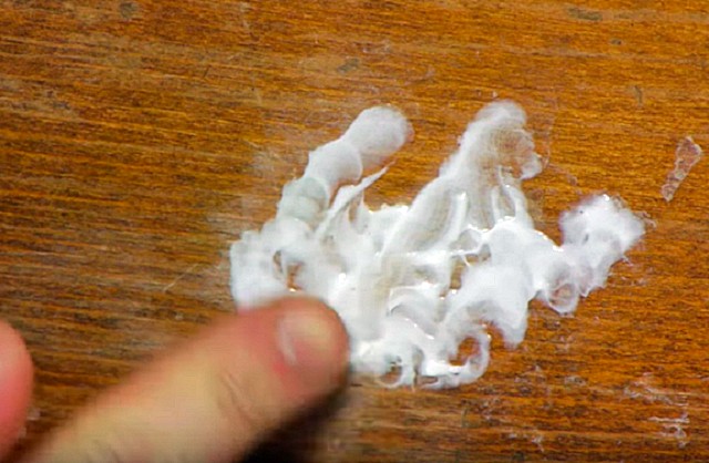 Зубная паста, нанесенная на деревянную поверхность – проверенное средство для удаления белесых пятен.