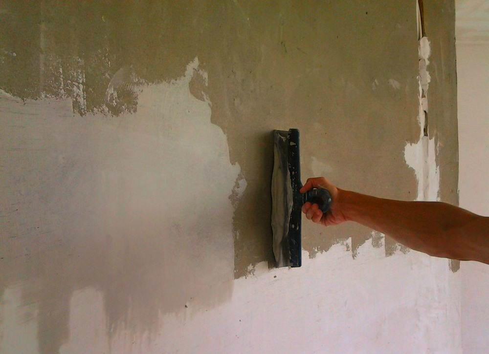 Покрашенные стены обычно имеют неровности, трещины или впадины. Все это следует тщательно сровнять, зашпаклевать, чтобы стена была идеально ровной перед основным этапом поклейки обоев