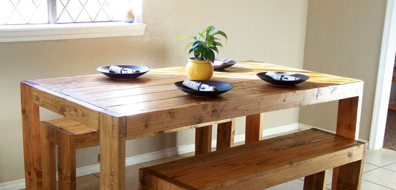 Простой и стильный вариант кухонного стола может быть поддержан и во всем остальном убранстве помещения