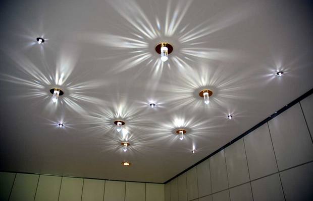 Тточечный светильник украсит потолок