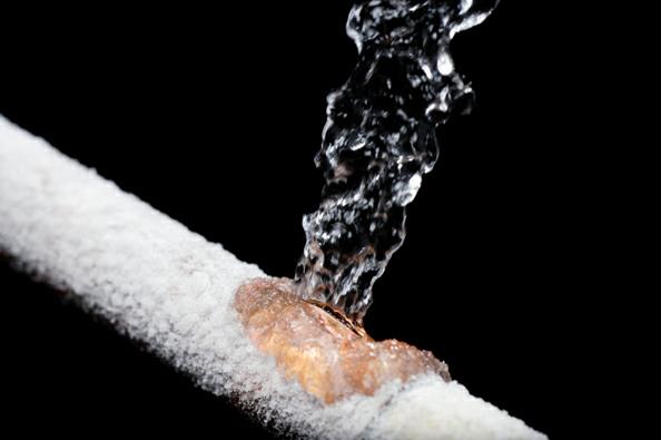 Трубы отопления, расположенные на чердаке, могут замерзнуть в случае аварии теплосети